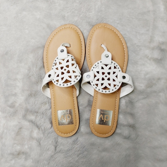 New Dolce Vita Gotie White/Brown Laser Cut Thong Sandals S33 - Picture 5 of 8